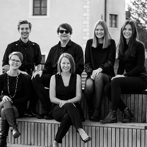 Gruppenfoto anders_chor sitzend, schwarz/weiß